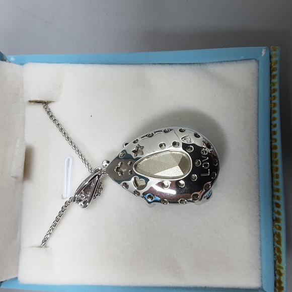 Butterfly Teardrop Pendant Necklace with Aquamarine Swarovski crystal - Picture 5 of 5